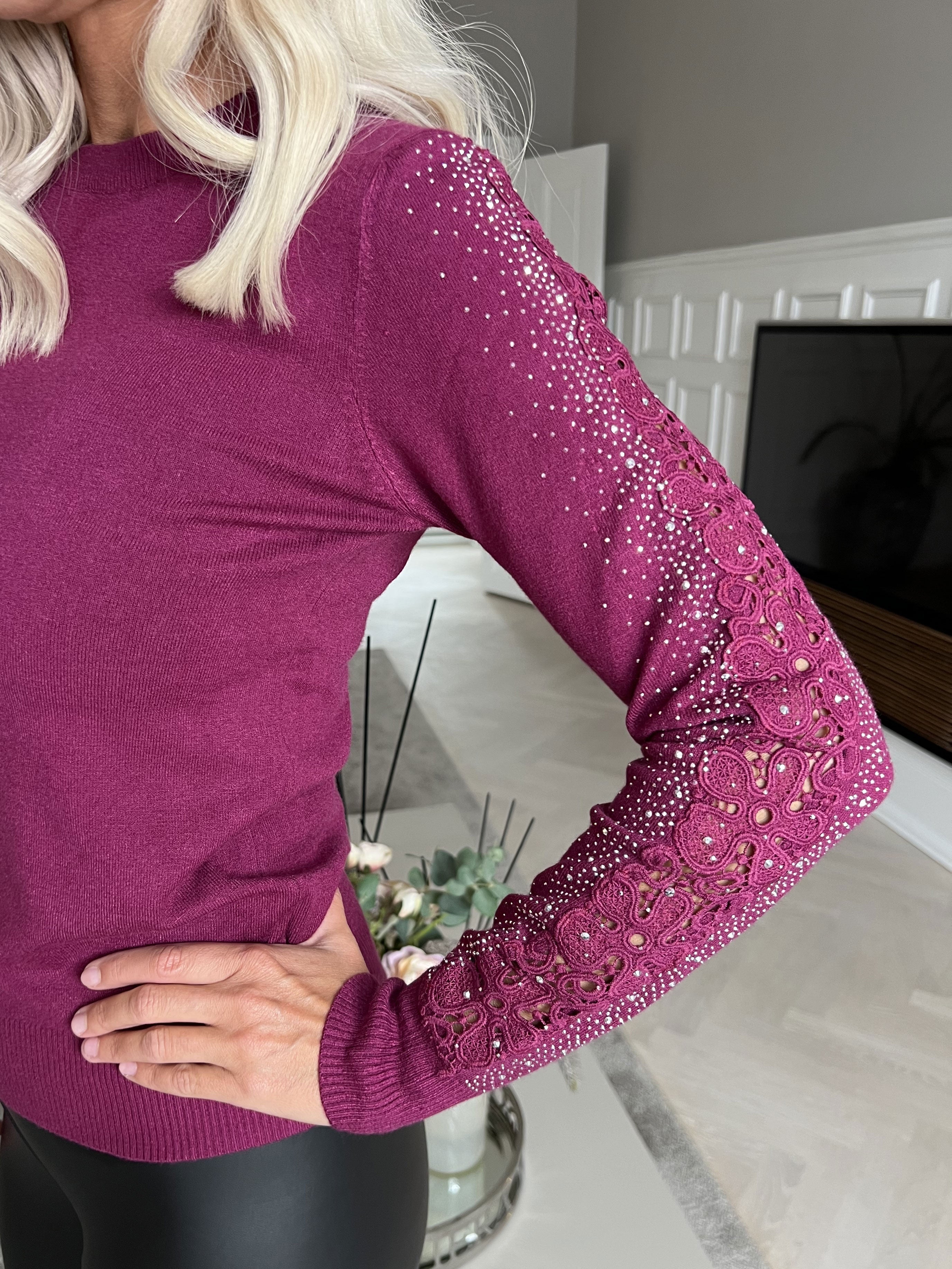 Martine - Mjuk tröja med broderade detaljer och strass på ärmarna